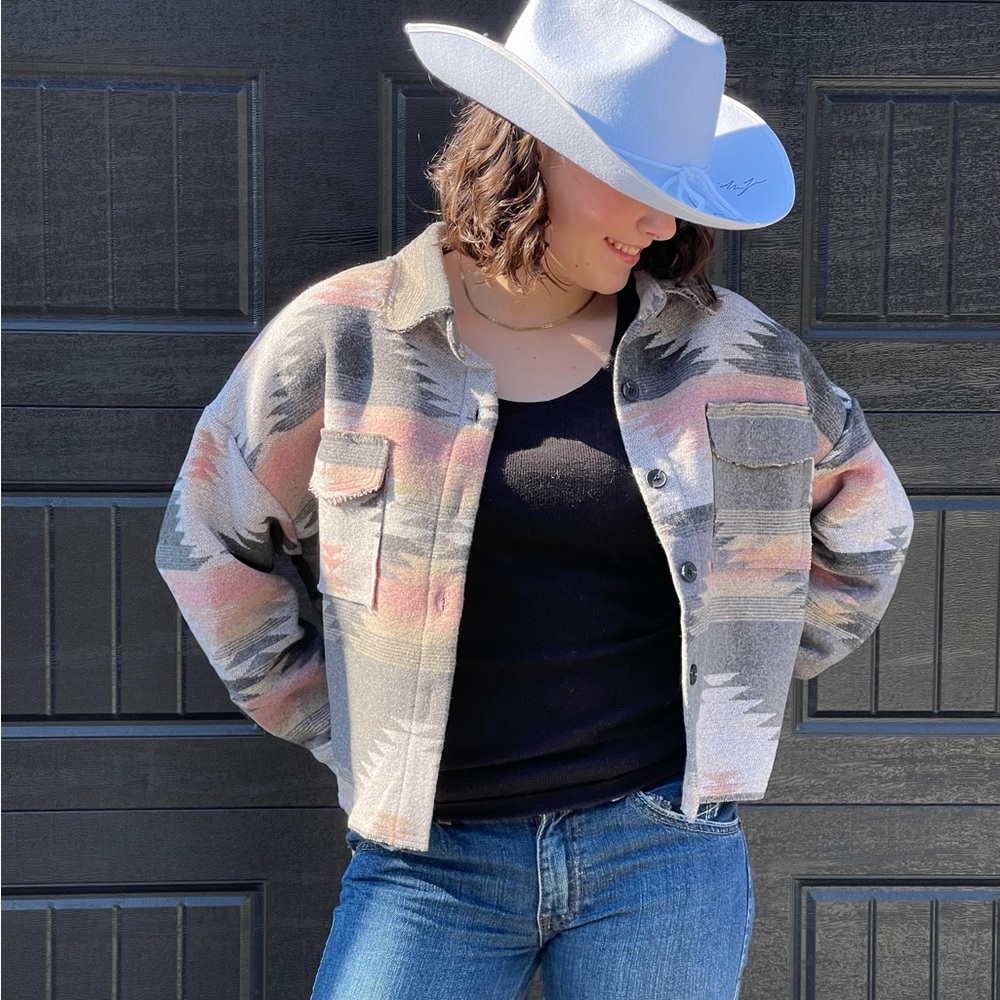 New boutique pink gray Aztec shacket jacket - Picture 7 of 9